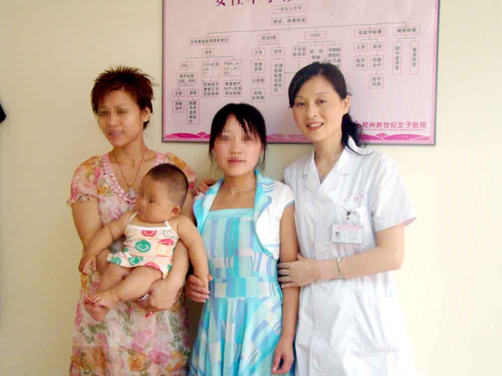 患者带着“小天使”与我院首席不孕不育医生刘凯合影留念